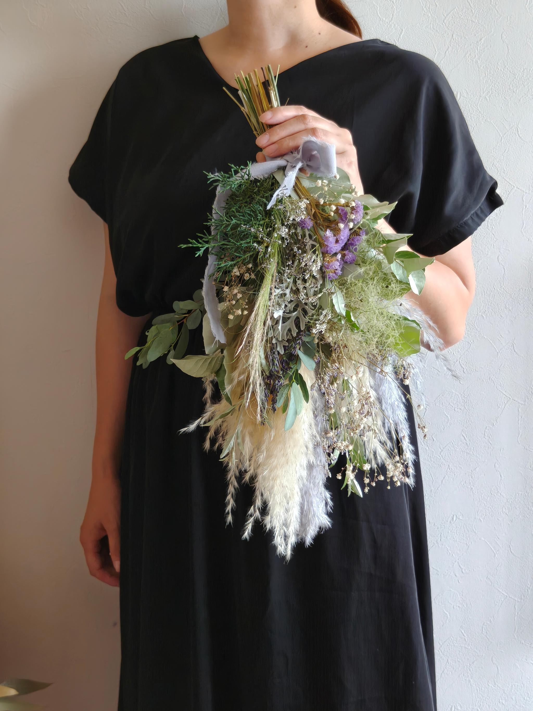 ラベンダーカラーのスワッグブーケ　インテリア　ドライフラワー　生花　ウェディングブーケ前撮り ユーカリ フランス | 11枚目